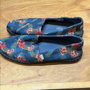 TOMS women’s Tropical Floral Slip-Ons - Blue and Coral Hibiscus 🌺 size 9